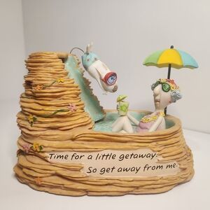 Maxine In Cozy Pool Figurine